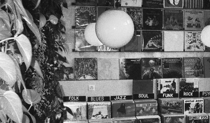 Bongo Joe Jeudi, un set composite du disquaire-label genevois Bongo Joe ouvrira les festivités. Initialement un magasin proposant aussi bien des disques vinyles que des cassettes, Bongo Joe c'est aujourd'hui une dizaine de passionnés, explorant les méandres des courants musicaux, proposant de nombreuses ré-éditions de perles sur le point de disparaître.