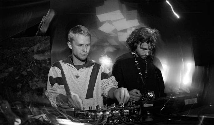 Hapax Soundsytem Que du bonheur: pour la troisième année, nous avons le plaisir d'accueillir les DJs du collectif nyonnais Hapax 21. Œuvrant pour vivifier le panel culturel de la région, le collectif multidisciplinaire aime créer des installations pour catalyser la culture artistique sur l'arc lémanique. Samedi, ils seront huit DJs et nous promettent un set assurément festif, entre tubes et pépites chinées, entourés de leurs projections visuelles qui auront animé tous les soirs du festival. De la magie pour danser jusqu'au bout de la nuit et de cette édition 2019.